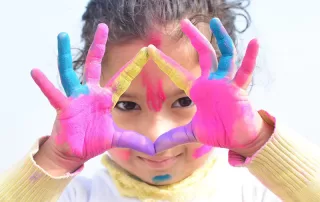 niña manos colores de La Escuela Infantil La Luciérnaga
